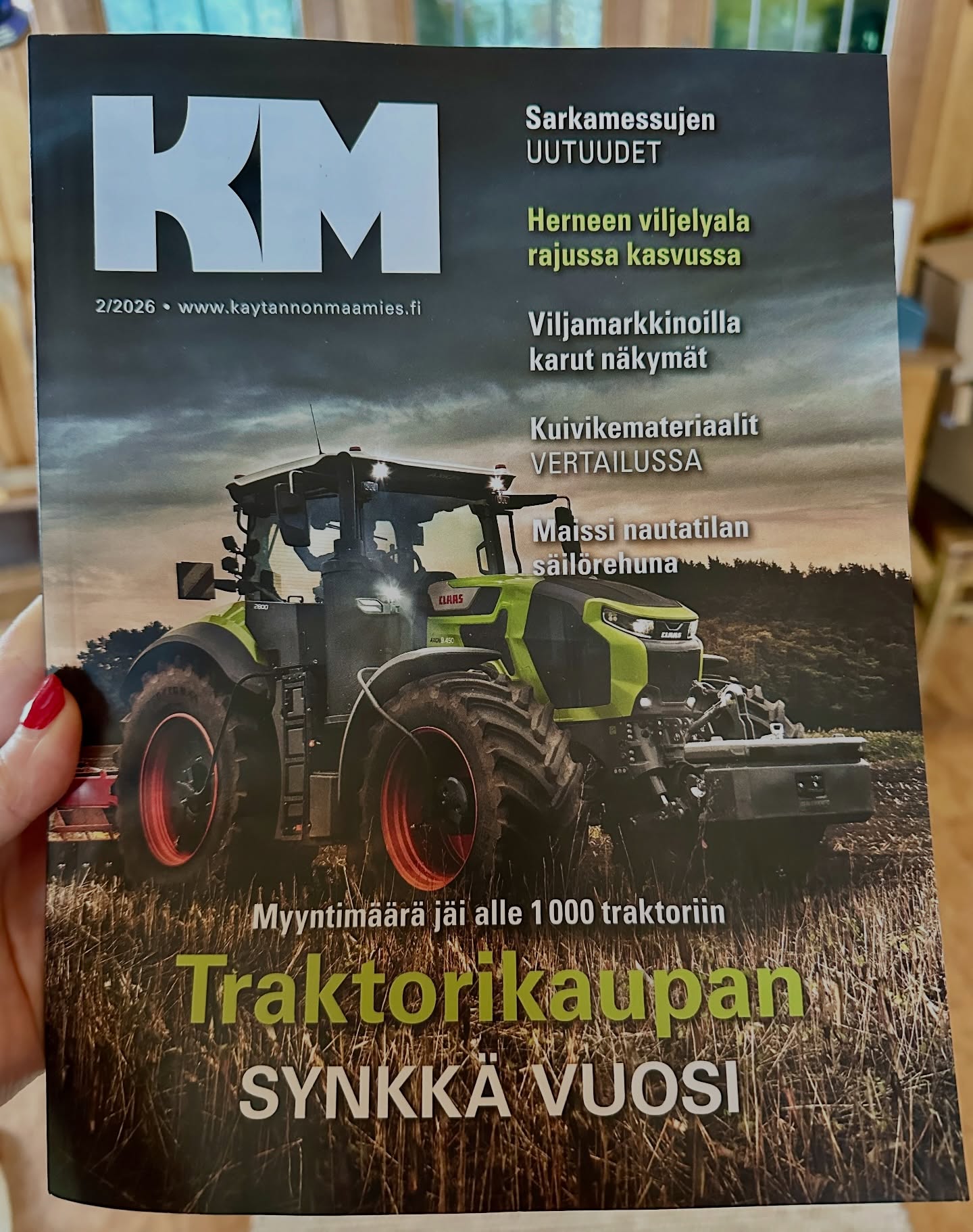 Helmikuun numeron teemana olivat traktorit. Sarkamessujen anti käytiin läpi ja viljamarkkinoiden alavireisyys. Kuskitta kulkeva Modulaire-traktori kehitettiin turenkilaisessa navetassa jo 1990-luvulla, mutta maailma ei ollut silloin vielä valmis moiseen.