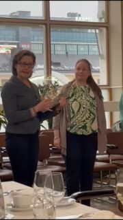 Maataloustoimittajat ry palkitsi ProAgrian kasvintuotannon kehityspäällikön Sari Peltosen Tiedonjyvä 2025 -tunnustuksella Helsingissä. Peltonen on ansiokkaasti ja pitkäjänteisesti tuonut ajankohtaista ja luotettavaa tietoa kasvintuotannosta julkiseen keskusteluun. @peltonen_sari #Maataloustoimittajat