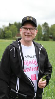 Severi Mäkelä kylvi syyskuussa sekä Urhoa että Turanusta kuminan perään. Turanukseen jäi aukkopaikkoja ilmeisesti runsaan kasvijätteen vuoksi, joten Severi lähti satokisaan Urho-syysvehnällä. Se on varma talvehtija, mutta miksikään satotykiksi sitä ei voi luonnehtia. Leipävehnäksi se on aina kelvannut, ja näin olisi tarkoitus tänäkin vuonna. Severin suorakylvetty kaura menestyi kaksi vuotta sitten satokisassa, ja sen verran mielenkiintoista kisaaminen oli, että hän päätti osallistua tälläkin kertaa. Täysin puhdasoppista alantolaista viljelyä tämä ei ikivanhasta lajikkeesta huolimatta ole, sillä Urholle on lotrattu kasvunsäädettä ja tautiainetta. Kumina lopetettiin glyfosaatilla, mutta edelleen sitä vähän nousee. Jännä nähdä, millaiseen satoon Urholla päästään. Viikonloppuna Vampulassa tuli sadettakin lisää. Video on kuvattu 12.6. #satokisa #syysvehnäkisa