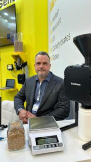 Grainsense lab on nyt osa viljaverkkoa. Iso uutinen Agritechnicassa on se, että GrainSense Grain Analyzer on integroitu CLAAS-puimureihin, kertoo Hannu Mäki-Marttunen. @grainsense