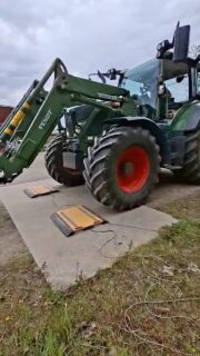 Satokisaan kuuluu tietenkin uudet satoennätykset! Mattias Anomaan 7 493 kg/ha on suurin, viljelijän pellolta mitattu luomuvehnäsato Suomessa. Lajikkeena oli Turanus, jota viljeltiin Parolan keskustassa 3,6 hehtaarin hikevällä hietamaalla. Esikasvina oli säilörehunurmi, ja typpeä kasvusto sai tämän kasvukauden aikana 132 kiloa hehtaarille lihaluujauhon, vinassin ja separoidun sianlietteen muodossa. Turanus puitiin 10.8. Puintikosteus oli 19,6 %, raakaviljanäytteen valkuainen 13,0 % ja hlp 76,3 kg. 

Anomaa viljelee System Cameleonilla. Suurin kynnys peltojen luomuun siirtämisessä Anomaalle oli se, ettei luomussa voi reagoida kasvukauden aikana oikein mitenkään. Cameleon ratkaisi tämän pulman. Hänelle Cameleonin suurin hyöty on siinä, että aina saa puitavaa kasvustoa, vaikka epäonnistuisi jossain viljelyn vaiheessa. Anomaalle Cameleon onkin ehkä eniten rikkakasvien torjuntakone. 

Cameleon myös sijoittaa lannoitteet maahan, joka on yksi sen vahvuus, ja palkitsee kuivana keväänä. Anomaa käyttää lihaluujauhoa starttityppenä mahdollisimman aikaisin. Se sulaa helposti, eikä tarvitse niin paljon kosteutta kuin muut orgaaniset lannoitteet. Mattias Anomaan satoa mittaamassa oli Henna Aapro, ja puintikosteus mitattiin @maatalousmerilainen 

Satokisan luomusadot raportoidaan elokuun KM:ssä, joka ilmestyy 28.8. #satokisa2026 #luomusato #luomuvehnä #luomusatoennätys #Turanus