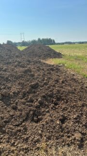 Syksyn kylvökelit ovat vähintään haastavat, ja KMn toimituksessa hikoillaan, saako kukaan syysvehnää maahan, ja löytyykö #satokisa -osallistujia ensi kevään syysvehnäkisaan. Petri Tanskasta ylipuhuttiin kisaan jo heinäkuussa, kun hänellä sattui olemaan sopiva viherlannoitusnurmi, johon levitettiin @kiertoravinne #kalkkihumus. Miten kävi @petritanskanen10 , onko toiveita, että syysvehnät saadaan Polvijärvellä peltoon?