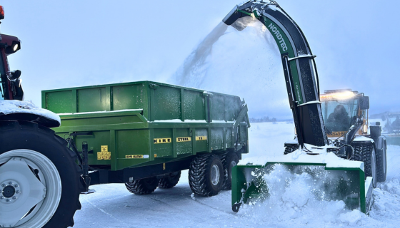Ala-Talkkari Nordtec ATF 226 3G-poikittaisruuvilinko lumitorven lastausjatkeella