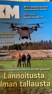 Huomenna ilmestyvässä huhtikuun numerossa kerrotaan, miten KM:n "Varjolohko" Vihdissä sai ensimmäisen lannoituksensa satokisan yhteistyökumppanin Mtech Digital Solutions:in XAG P100 Pro -droonilla. Kolmen hehtaarin pellolla kasvaa Ceylon-syysvehnää (kiitos @peltopaturi). Lohkoa seurataan osana tämän kasvukauden syysvehnäkisaa. Pellolle meni Yara Suomi Suomensalpietaria. #satokisa2026 #maatalousdrooni #droonilannoitus @minunmaatilani.fi @yarasuomi Kuvaus ja editointi: @mediafarmioy