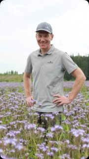 KM kävi tutustumassa hunajakukan siementuotantoon Rengossa, @itusetoy Jussi Joensuu viljelyttää hunajakukkaa sopimustuottajan pellolla. Kylvösiementä on käytetty 8 kg/ha, ja lannoituksessa typpeä on mennyt noin 40 kg/ha. Siementuotannon onnistumisessa on oleellista hyönteispölytys. @tilasiemen -ketju tuottaa uusia maisema- ja saneerauskasvilajeja Suomessa, koska viljelijät haluavat kotimaista siementä. #hunajakukka