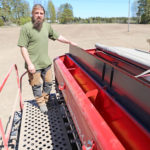 Säiliötilavuus on kasvanut aiemmasta 4 500 litrasta reiluun 5,5 kuutioon. Lannoite- ja siementilaa voidaan säätää portaattomasti väliseinällä. Piensiemenlaatikko asennetaan lannoitteelle ja siemenelle varatun säiliön sisäpuolelle. Säiliöt peittävä pressu oli vanhassa NC-mallissa veivattava. Uudessa SNC-mallissa se on jousen voimalla itsensä kerivä ja hihnalla takaisin päälle vedettävä. Se on myös helposti irrotettavissa ja puhdistettavissa kylvökauden jälkeen, toteaa Samuel Jussila.
