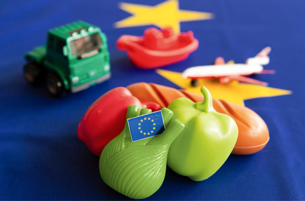 EU:n yhteisen maatalouspolitiikan eli capin mukaan viljelijöillä on kahtalainen tehtävä: tuottaa elintarvikkeita ja suojella samalla luontoa ja turvata sen monimuotoisuus. Eli viljellä ja varjella maata. Yksi tavoite on tarjota kuluttajille kohtuuhintaisia elintarvikkeita. Jos tähtäimessä olisi mahdollisimman edullinen ruoka, ei olisi mieltä pitää tullisuojaa rajoilla vaan avata elintarvikekauppa vapaalle kilpailulle. Vaikka EU:ssa sadot ovatkin hehtaaria kohti suuria, ja tuottavuus on hyvä, hintakilpailussa emme pärjää halvan työvoiman maille. Meillä on myös korkeammat standardit, joka sekin lisää tuotantokustannuksia. Mitä kohtuuhintaisuus sitten tarkoittaa? Sitä ei ole missään määritelty. Maatalouspolitiikan tavoitteiden määrä on kasvanut vuosi vuodelta, ja cap on monimutkaistunut samaa tahtia. Tavoitteet voivat olla ristiriidassa keskenään. Cap onkin kallis ja monimutkainen, ja sen muuttaminen on poliittisesti hankalaa.