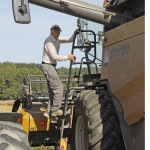 Uusien traktorien ja puimureiden ohjaamot ovat turvallisia. Riskit kasvavat heti ohjaamosta ulos tultaessa.